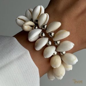 دستبند فنری گوش ماهی با مهره نقره ای